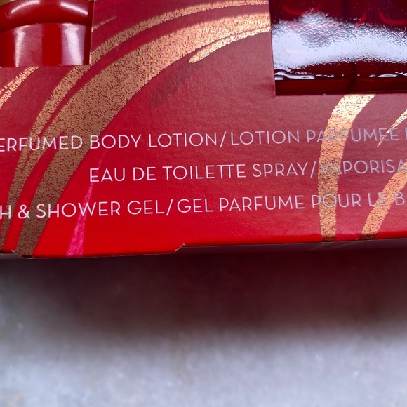 NIB 3pc Elizabeth Arden Red Door EDT / Lotion / Shower Gel - Picture 2 of 2